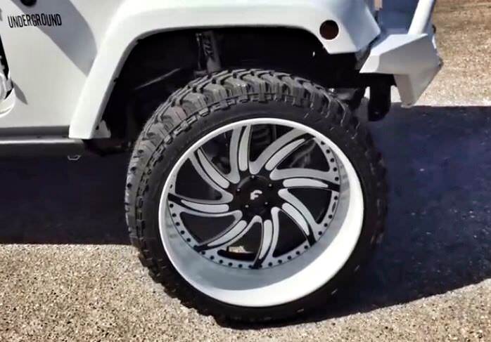 white-jeep-wrangler-with-forgiatos-and-37-inch-mud-tires-video_1