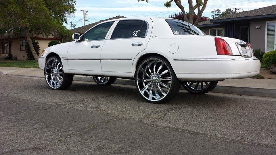 98 Lincoln Town Car On 28’s.