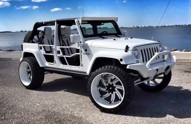 white-jeep-wrangler-with-forgiatos-and-37-inch-mud-tires-video_4