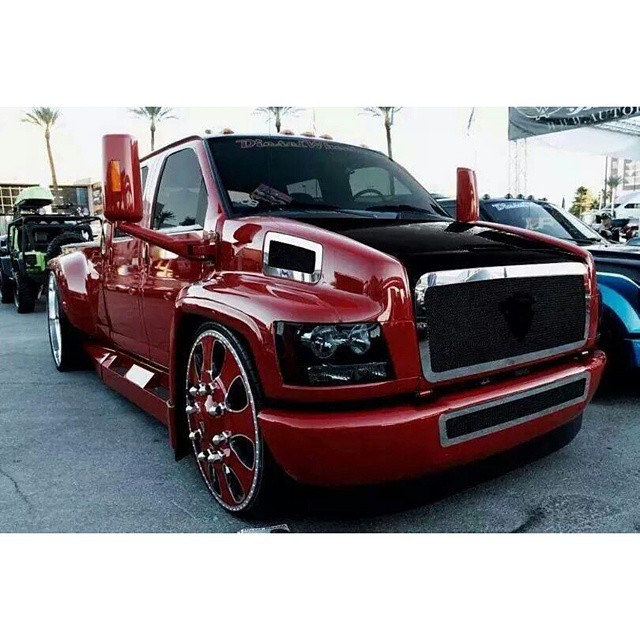 Custom GMC TOPKICK 6500 - Big Rims - Custom Wheels